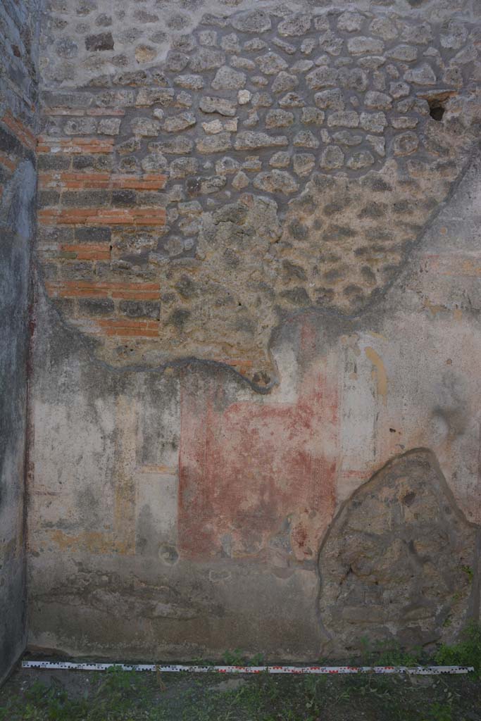 IX.5.11 Pompeii. May 2017. Room d, looking towards south wall.
Foto Christian Beck, ERC Grant 681269 DÉCOR.
Found in the centre red panel would have been a painting of Ariadne abandoned.
See Helbig, W., 1868. Wandgemälde der vom Vesuv verschütteten Städte Campaniens. Leipzig: Breitkopf und Härtel. (1224).