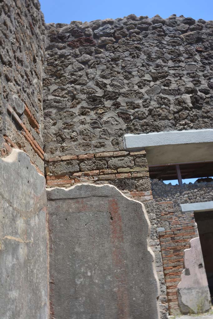 IX.5.11 Pompeii. May 2017. Room d, upper east wall at north end.
Foto Christian Beck, ERC Grant 681269 DÉCOR.