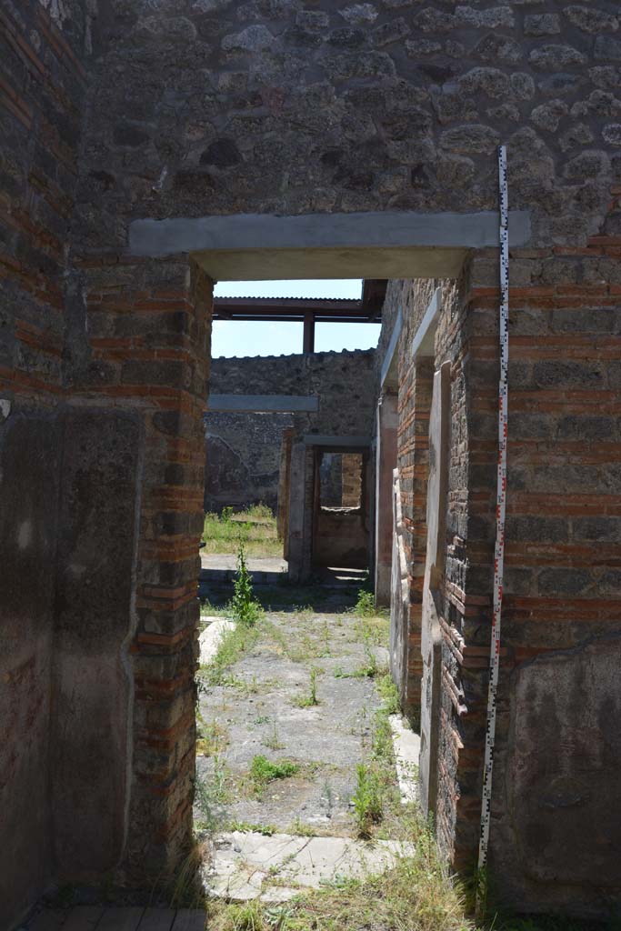 IX.5.11 Pompeii. May 2017. 
Room c, looking south towards doorway to atrium b, and west side of doorway.   
Foto Christian Beck, ERC Grant 681269 DÉCOR