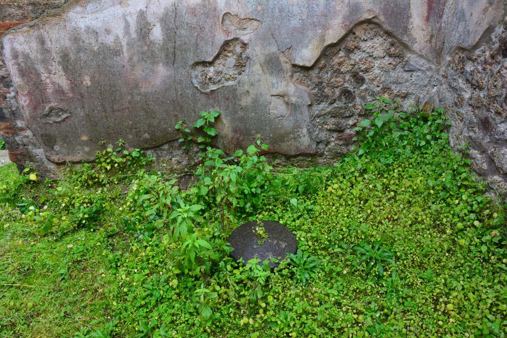 IX.5.11 Pompeii. March 2017. Room c, looking towards lower south wall and south-west corner, with stone object nearby.    
Foto Christian Beck, ERC Grant 681269 DÉCOR