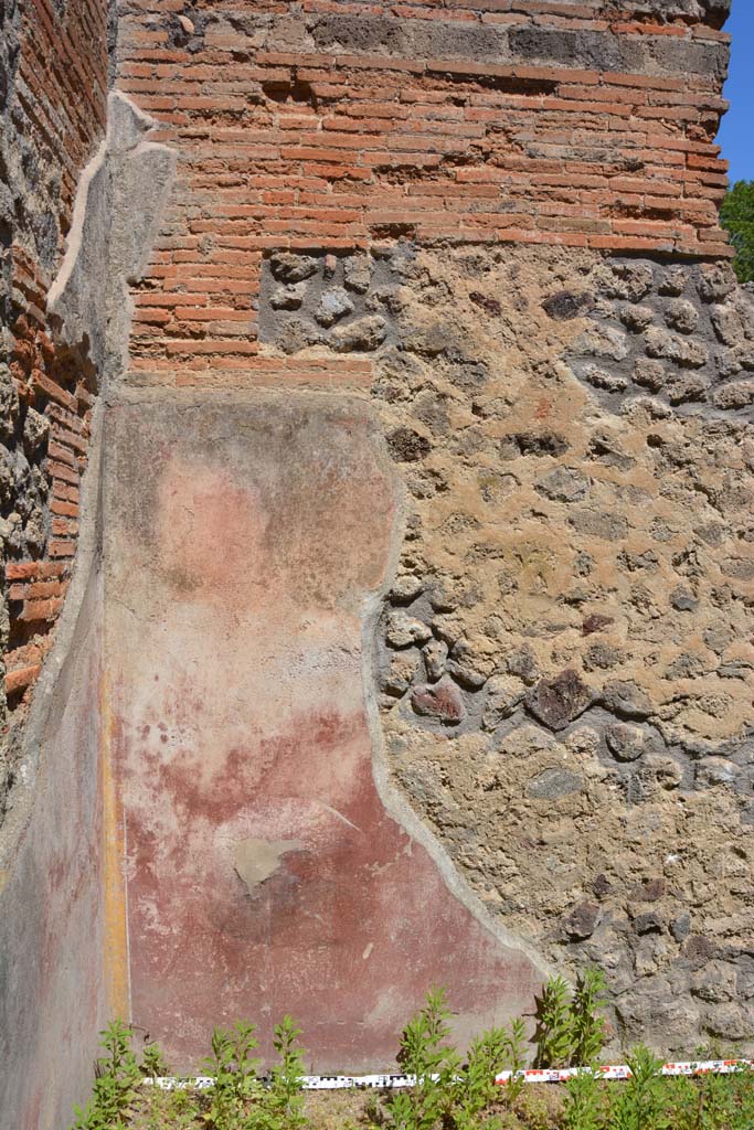IX.5.11 Pompeii. May 2017. Room c, detail of lower north wall in north-west corner.
Foto Christian Beck, ERC Grant 681269 DÉCOR