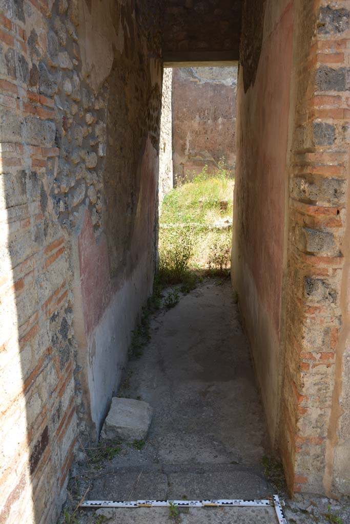IX.5.11 Pompeii. May 2017. Room m, looking south from atrium towards peristyle area.
Foto Christian Beck, ERC Grant 681269 DÉCOR.