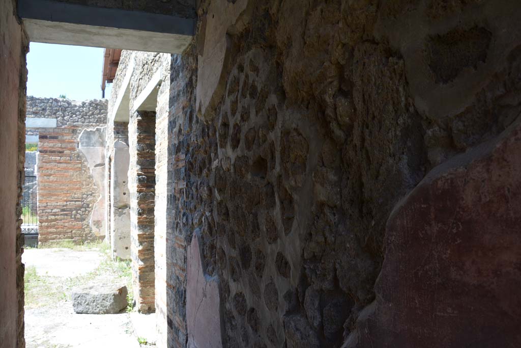 IX.5.11 Pompeii. May 2017. Room m, looking north along lower east wall.
Foto Christian Beck, ERC Grant 681269 DÉCOR.