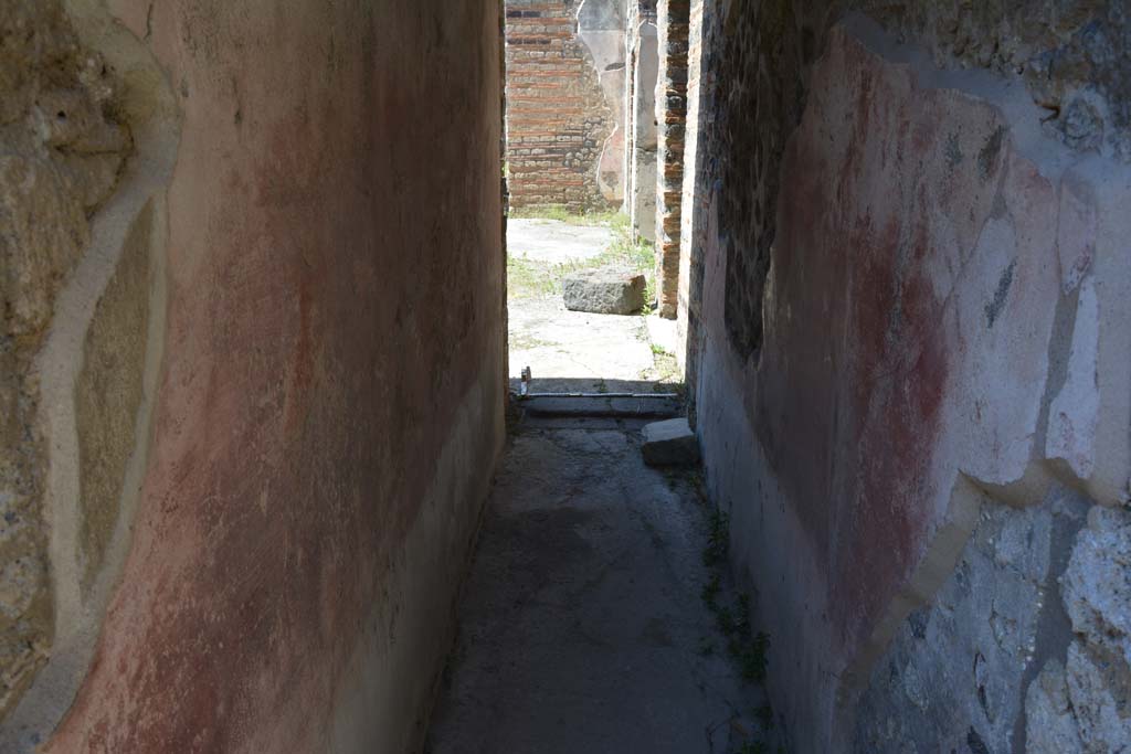 IX.5.11 Pompeii. May 2017. Room m, looking north along corridor towards atrium.
Foto Christian Beck, ERC Grant 681269 DÉCOR.