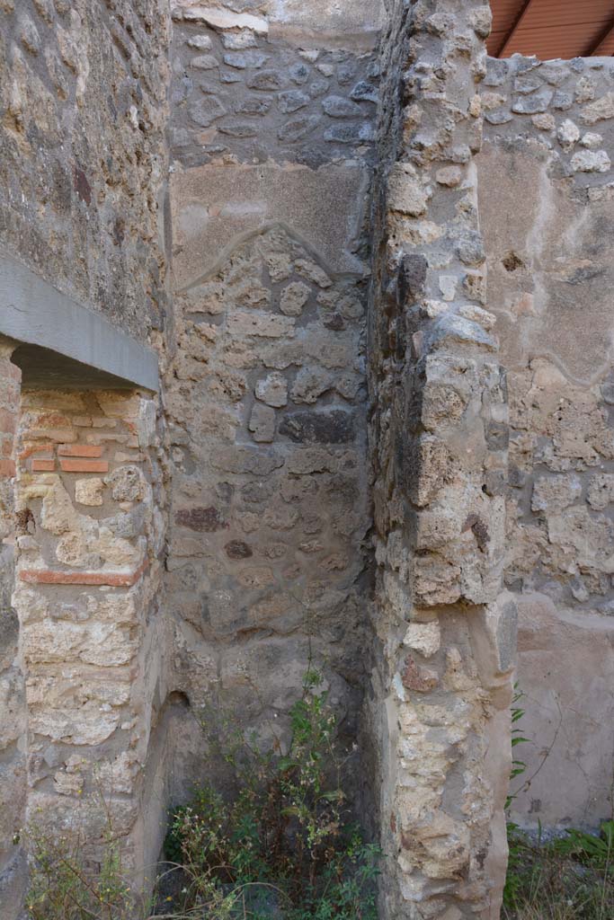 IX.5.11 Pompeii. May 2017. 
Room r, alcove between doorway to peristyle n, on left, and room s, on right.
Foto Christian Beck, ERC Grant 681269 DÉCOR.