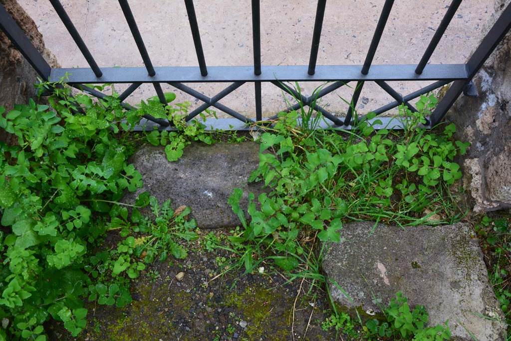 IX.5.11 Pompeii. March 2017. Room r, doorway threshold of IX.5.13 onto side vicolo. 
Foto Christian Beck, ERC Grant 681269 DÉCOR.