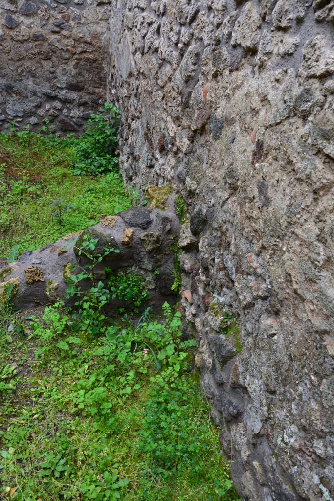 IX.5.11 Pompeii. March 2017. 
Room r, west wall in south-west corner, with small remaining north wall, part of room t.
Foto Christian Beck, ERC Grant 681269 DÉCOR.