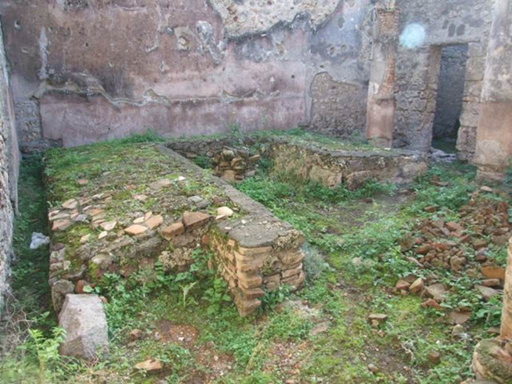 IX.5.11 Pompeii. December 2007. Room 15, garden area, looking towards south-west corner. 
Triclinium showing seating for children at end of triclinium.
According to Mau, the children’s seat was preserved, a low bench of masonry about 40 inches (1 metre) long connecting with the projecting arm of the lower couch.
See Mau, A., 1907, translated by Kelsey, F. W., Pompeii: Its Life and Art. New York: Macmillan. (p. 264).