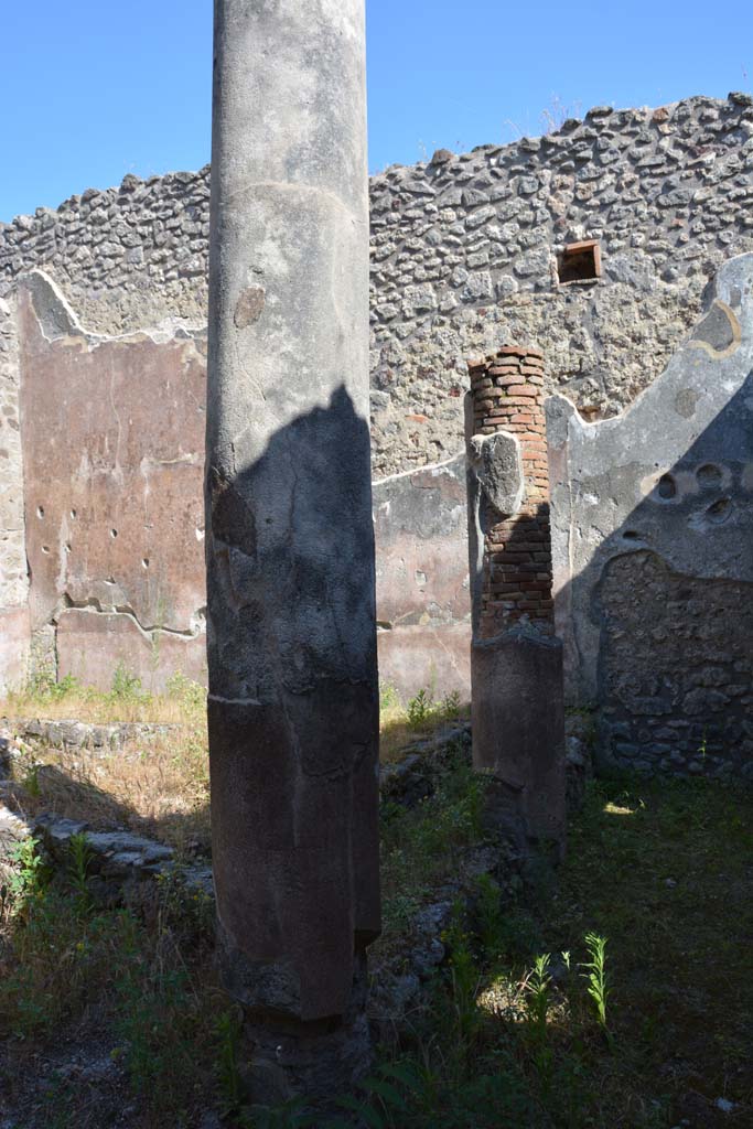 IX.5.11 Pompeii. May 2017. Peristyle n, looking south-east from west side.
Foto Christian Beck, ERC Grant 681269 DÉCOR.