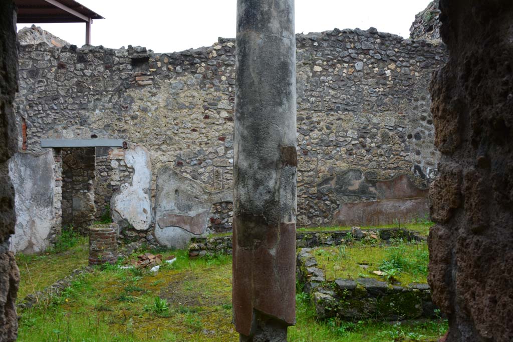 IX.5.11 Pompeii. March 2017. Peristyle n, looking east from north end of west side, with doorway to rooms s, r and t, on left.
Foto Christian Beck, ERC Grant 681269 DÉCOR.