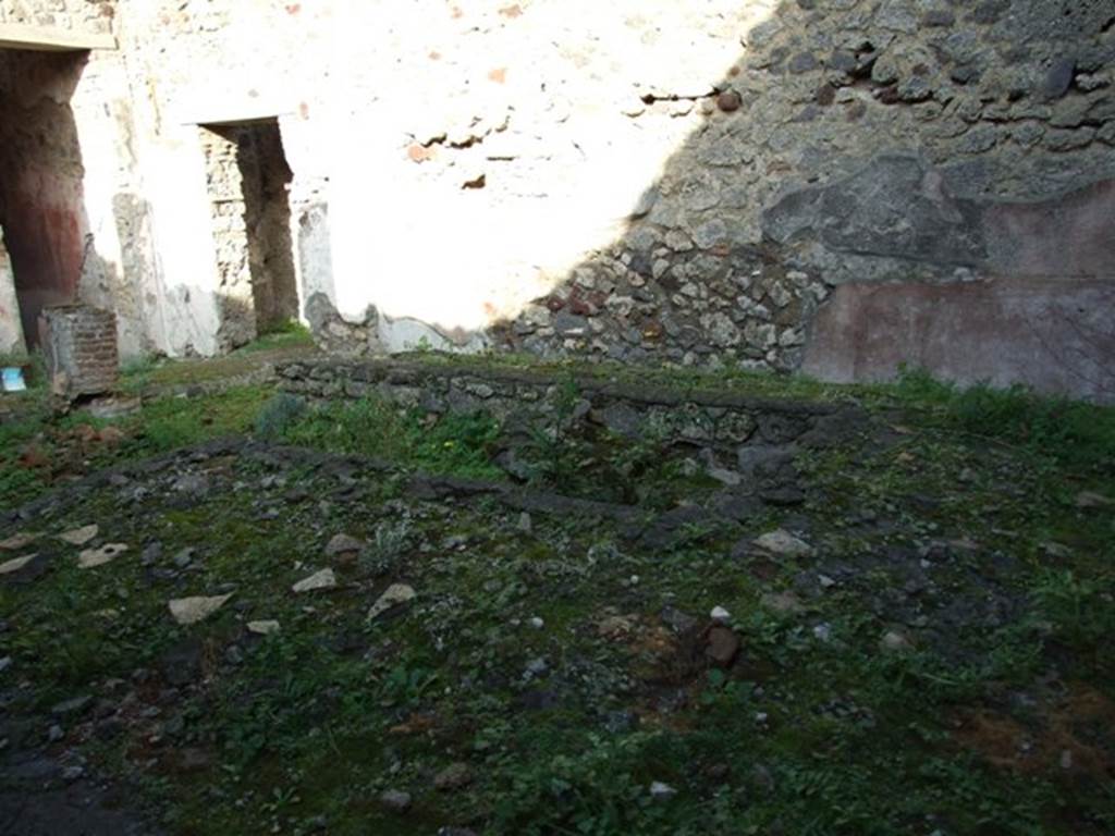 IX.5.11 Pompeii. December 2007. 
Peristyle n, looking north-east across triclinium to doorway to rooms s, r and t, and corridor m to atrium, from garden area.