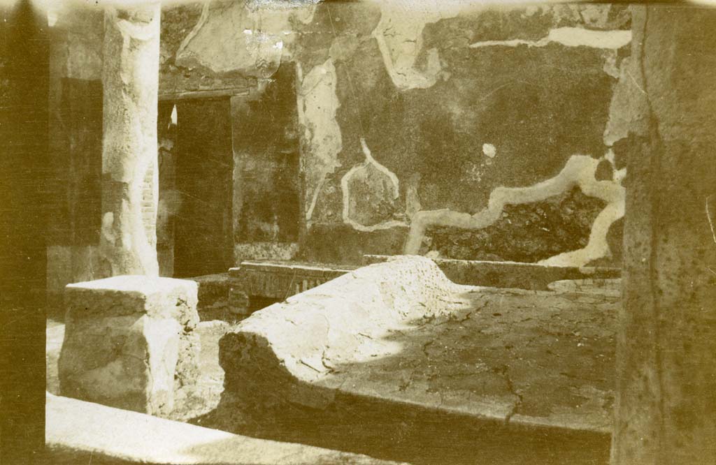 IX.5.11 Pompeii. 1903. Looking north-east across triclinium towards doorway to rooms s, r and t, and corridor m to atrium.
Photo by Esther Boise Van Deman (c) American Academy in Rome. VD_Archive_Ph_220.