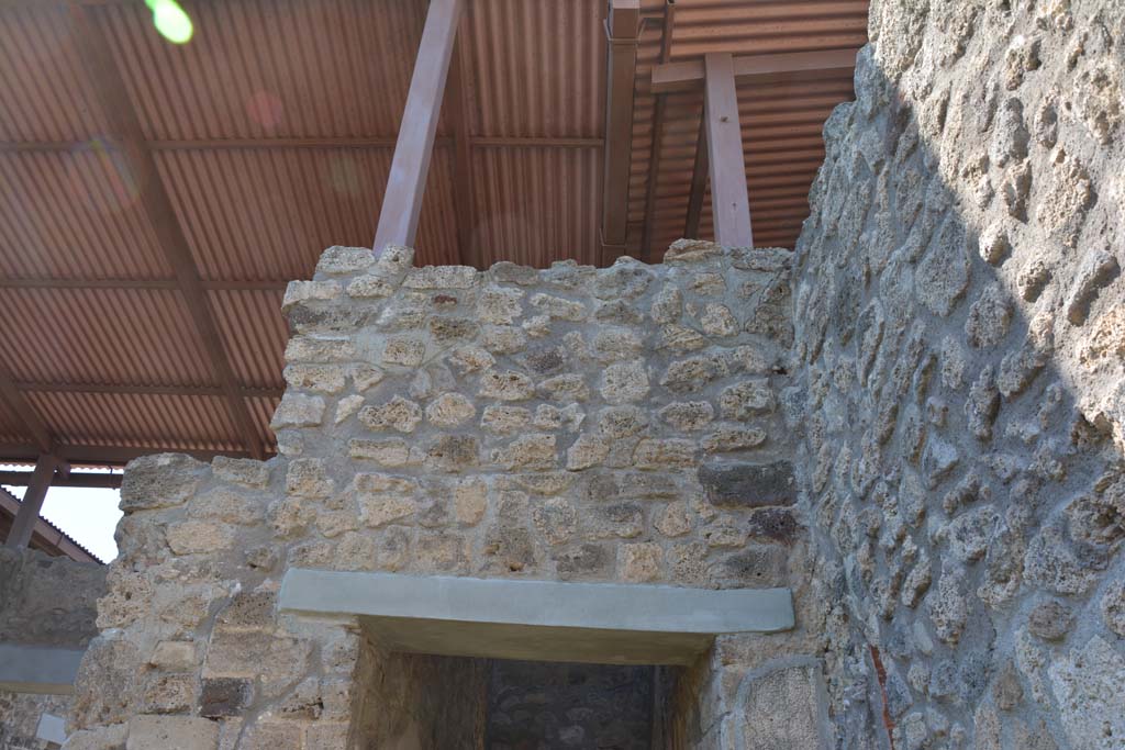 IX.5.11 Pompeii. May 2017. Peristyle n, upper north-east corner above doorway to corridor m.
Foto Christian Beck, ERC Grant 681269 DÉCOR.