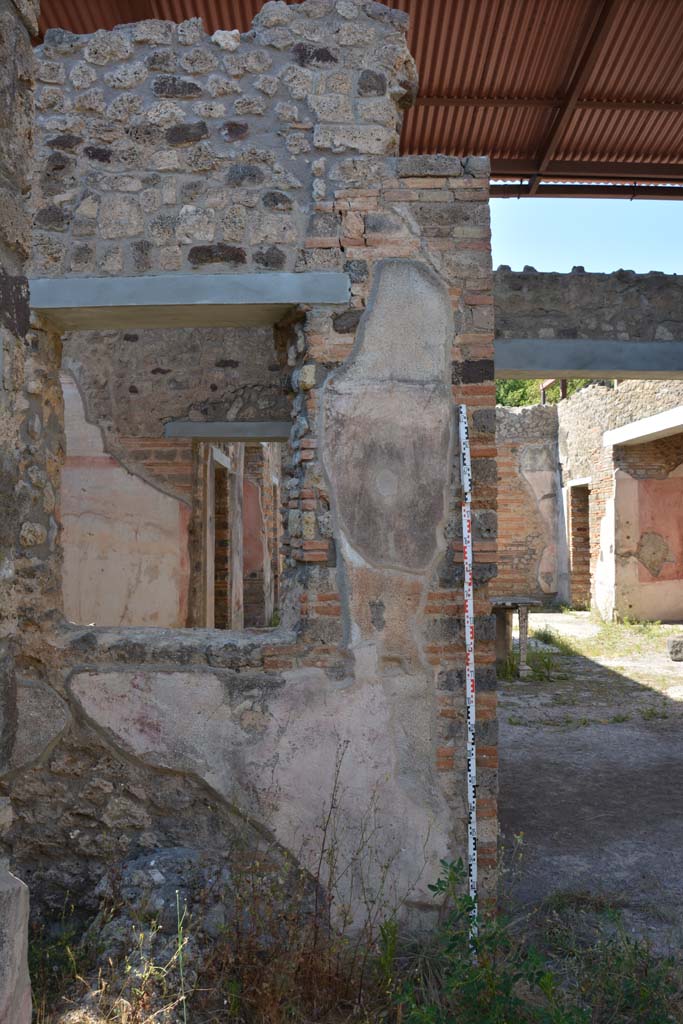 IX.5.11 Pompeii. May 2017. 
Peristyle n, looking towards north wall with window into room k, on west side of tablinum, on right.
Foto Christian Beck, ERC Grant 681269 DÉCOR.
