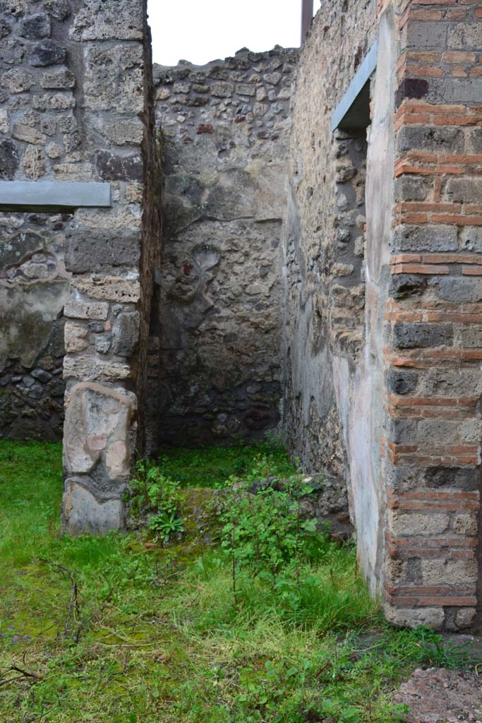 IX.5.11 Pompeii. March 2017. Peristyle n, looking west to area u, with base of steps/small wall?.
Foto Christian Beck, ERC Grant 681269 DÉCOR.