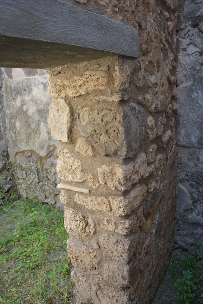 IX.5.11 Pompeii. May 2017. Room u, west side of doorway from room o.
Foto Christian Beck, ERC Grant 681269 DÉCOR.