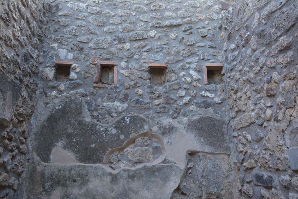 IX.5.11 Pompeii. May 2017. Room o, looking towards upper west wall, with holes for support beams for an upper floor.
Foto Christian Beck, ERC Grant 681269 DÉCOR.