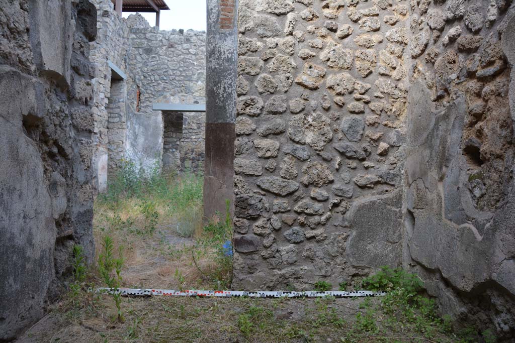 IX.5.11 Pompeii. May 2017. Room o, east wall with doorway to peristyle n.
Foto Christian Beck, ERC Grant 681269 DÉCOR.