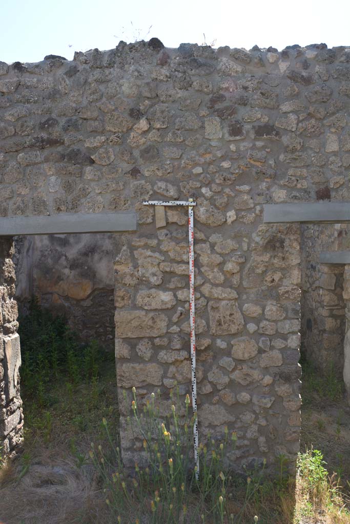 IX.5.11 Pompeii. May 2017. Peristyle n, west side, wall between room p, on left, and room o, on right.
Foto Christian Beck, ERC Grant 681269 DÉCOR.