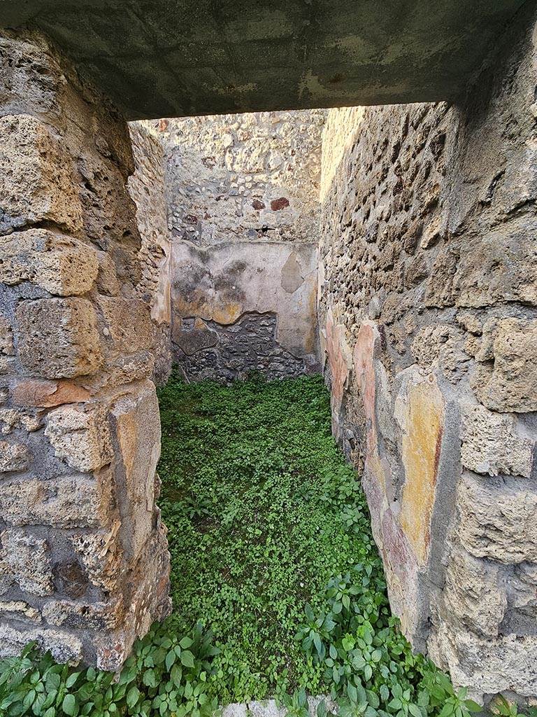 IX.5.11 Pompeii. November 2024. 
Room p, cubiculum, looking west through doorway. Photo courtesy of Annette Haug.