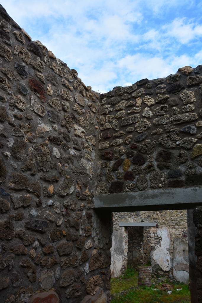 IX.5.11 Pompeii. March 2017. Room p, north-east corner with doorway in east wall.
Foto Christian Beck, ERC Grant 681269 DÉCOR.