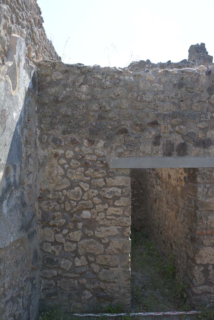 IX.5.11 Pompeii. May 2017. Peristyle n, south-west corner, with doorway to room q, on right.
Foto Christian Beck, ERC Grant 681269 DÉCOR.