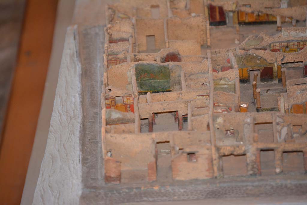IX.5.11, Pompeii. July 2017. Looking south through entrance doorway, in centre, towards painted rear (south) wall of garden area.
From cork model in Naples Archaeological Museum.
Foto Annette Haug, ERC Grant 681269 DÉCOR.