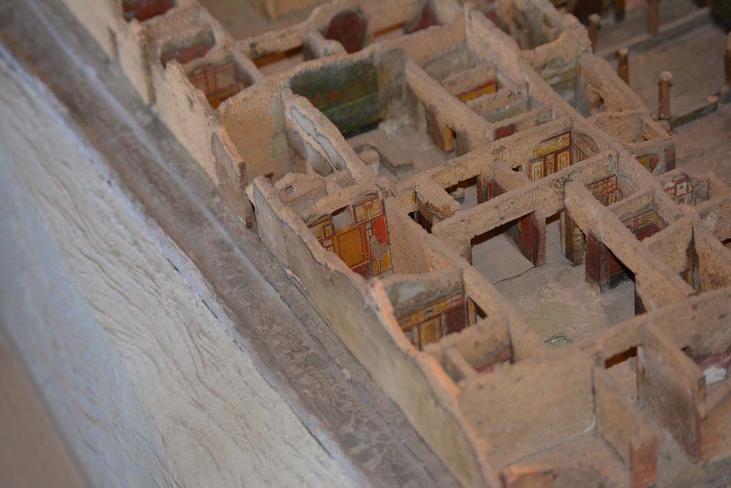 IX.5.11 Pompeii. July 2017. 
Looking south-west from above Vicolo del Centenario, towards side doorway at IX.5.13 into kitchen area, centre left.
To the right is the garden area with triclinium and painted south wall. Lower right are the atrium and other painted rooms, showing south walls.
From cork model in Naples Archaeological Museum.
Foto Annette Haug, ERC Grant 681269 DÉCOR.
