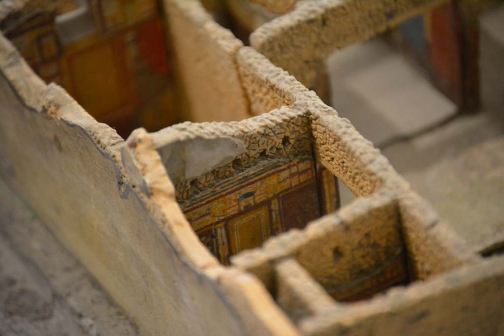 IX.5.11 Pompeii. July 2017. Detail of painted south wall of room h, on east side of atrium.
From cork model in Naples Archaeological Museum.
Foto Annette Haug, ERC Grant 681269 DÉCOR