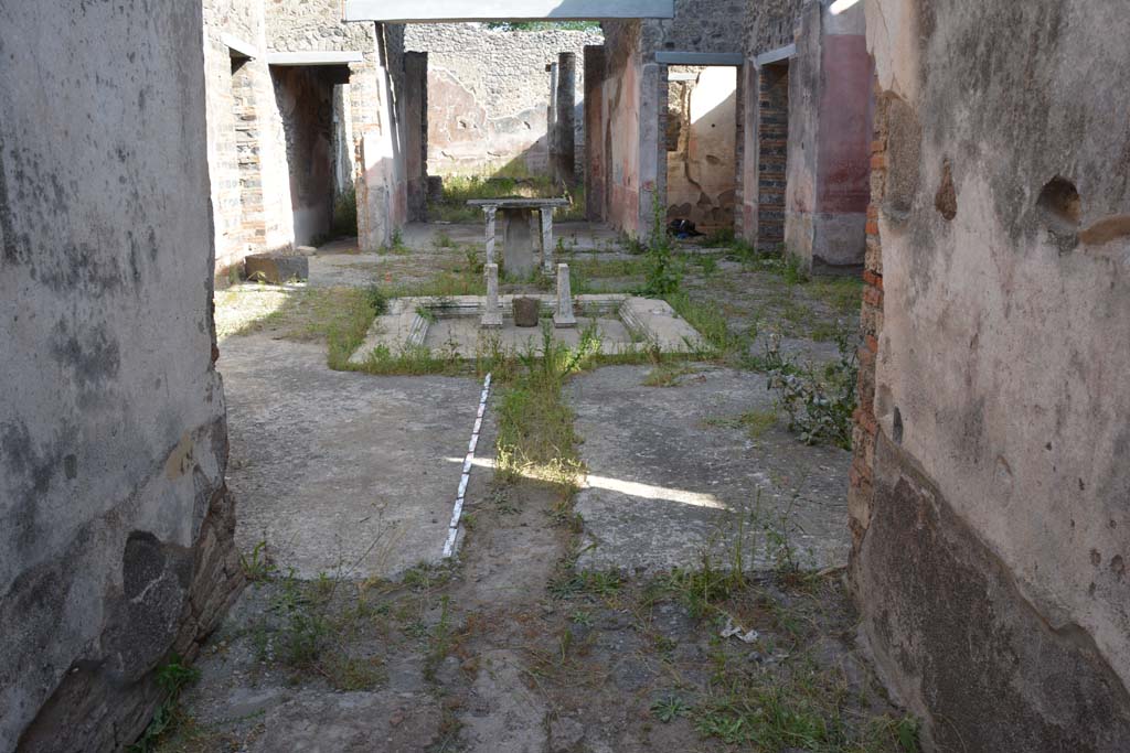 IX.5.11 Pompeii. May 2017. Looking south from end of entrance corridor across impluvium in atrium b towards tablinum I (L).
Foto Christian Beck, ERC Grant 681269 DÉCOR