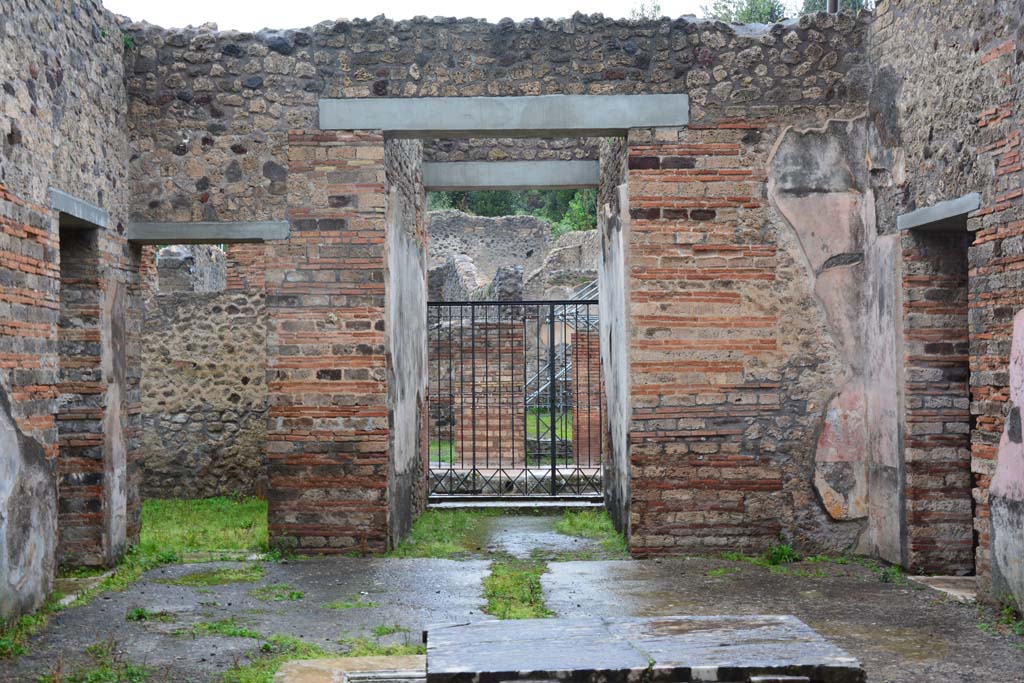 IX.5.11 Pompeii. March 2017. Atrium b, looking towards north end of atrium and entrance doorway. 
Foto Christian Beck, ERC Grant 681269 DÉCOR.