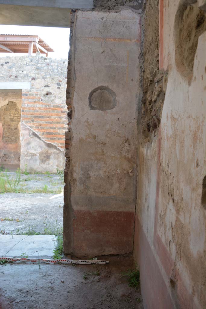 IX.5.11 Pompeii. May 2017. Room g, looking towards west wall in north-west corner.
Foto Christian Beck, ERC Grant 681269 DÉCOR.
In the white panel of the middle zone were vignettes with cupids, presumably now faded or removed.