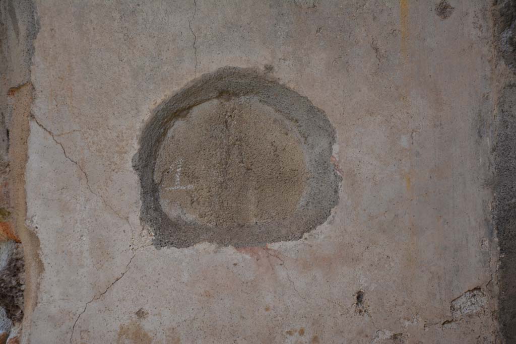 IX.5.11 Pompeii. May 2017. 
Room g, white middle area of west wall in north-west corner, presumably a medallion with painting of a cupid, now removed or faded.
Foto Christian Beck, ERC Grant 681269 DÉCOR.