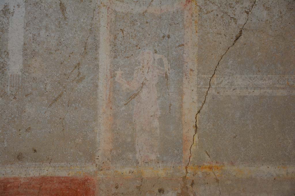 IX.5.11 Pompeii. May 2017. Room g, detail of figure from upper north wall, on east (right) side.
Foto Christian Beck, ERC Grant 681269 DÉCOR.
According to PPM –
On the upper white north wall on east side of central panel, within a painted aedicula surmounted by a painting of a still-life of pomegranates, was a female figure with a cornucopia.
(p.558)