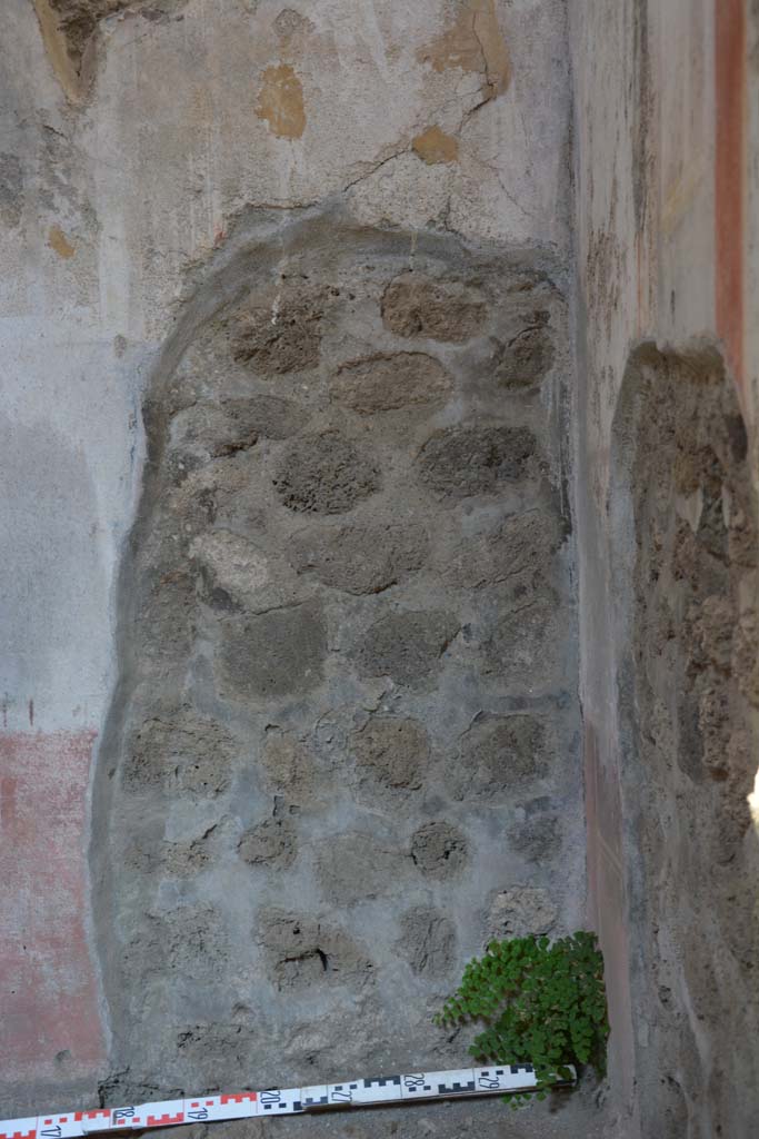 IX.5.11 Pompeii. May 2017. 
Room g, lower east wall at south end, hole made by the ancient searchers. 
Foto Christian Beck, ERC Grant 681269 DÉCOR.