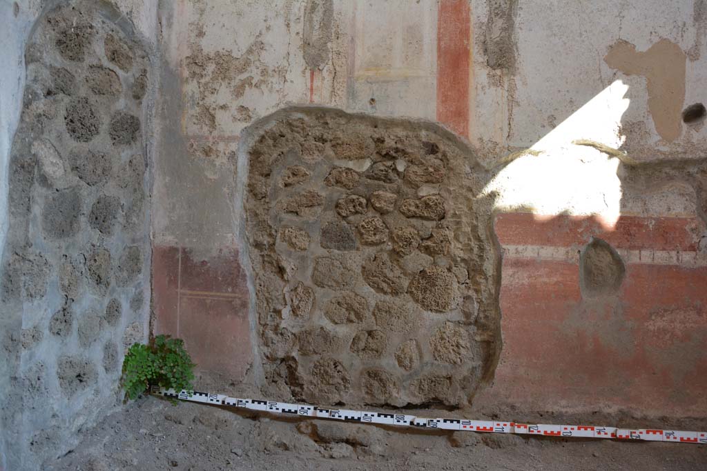 IX.5.11 Pompeii. May 2017. Room g, detail from lower south wall at east end.
Foto Christian Beck, ERC Grant 681269 DÉCOR.