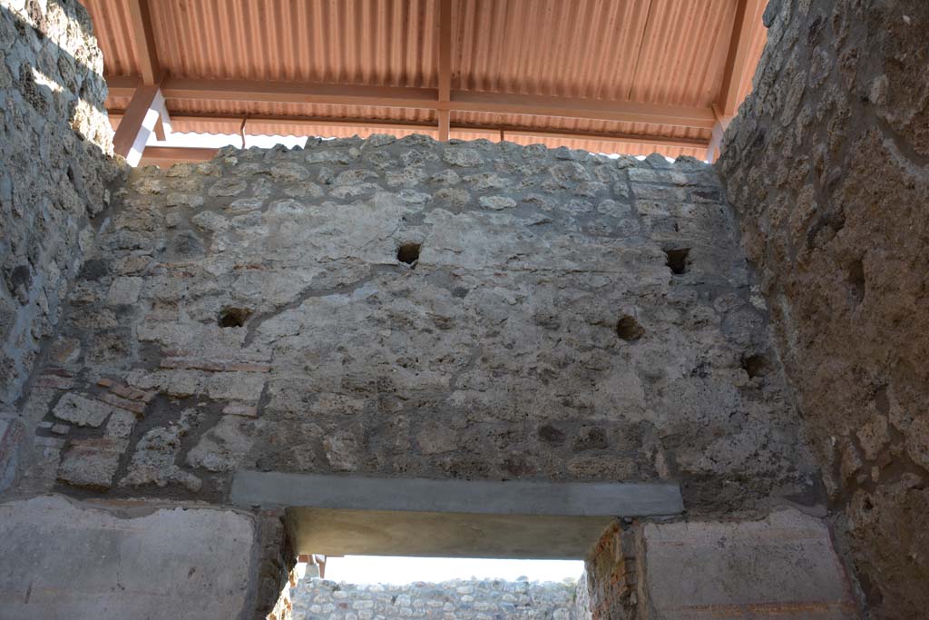 IX.5.11 Pompeii. May 2017. Room g, upper west wall above doorway to atrium b.
Foto Christian Beck, ERC Grant 681269 DÉCOR.