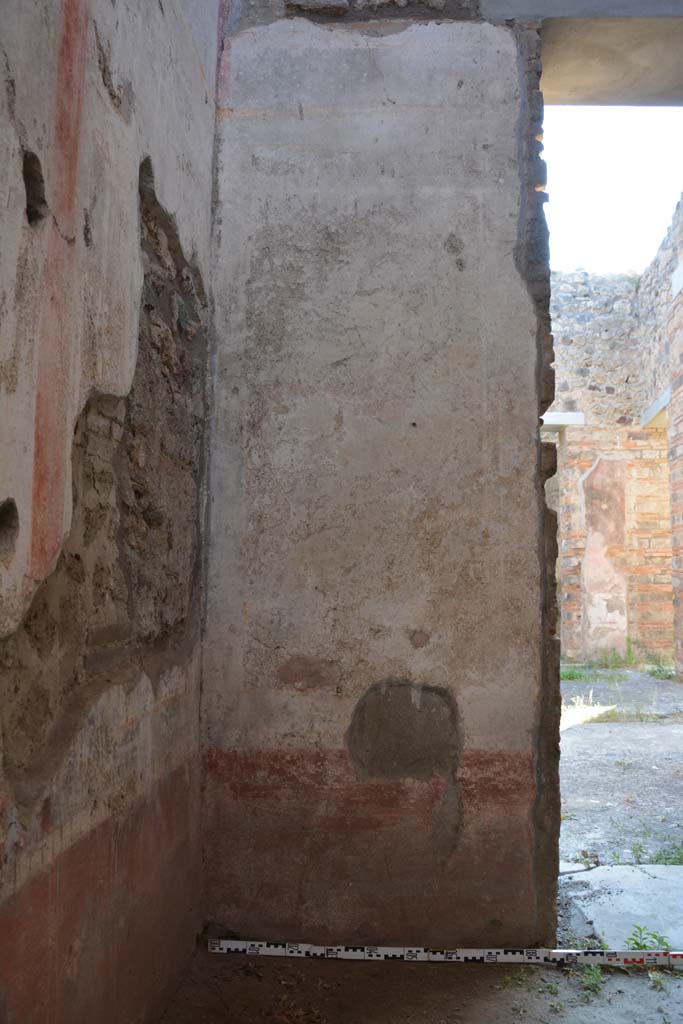 IX.5.11 Pompeii. May 2017. Room g, west wall in south-west corner, with doorway to atrium b.
Foto Christian Beck, ERC Grant 681269 DÉCOR.