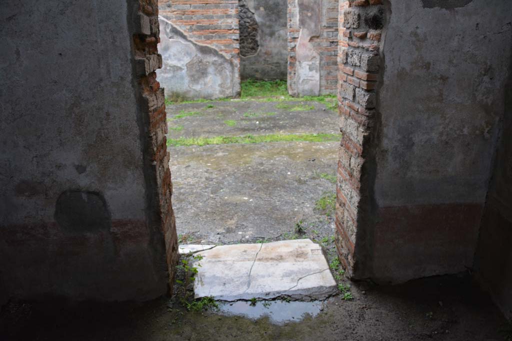 IX.5.11 Pompeii. March 2017. Room g, looking west through doorway into atrium b.
Foto Christian Beck, ERC Grant 681269 DÉCOR.