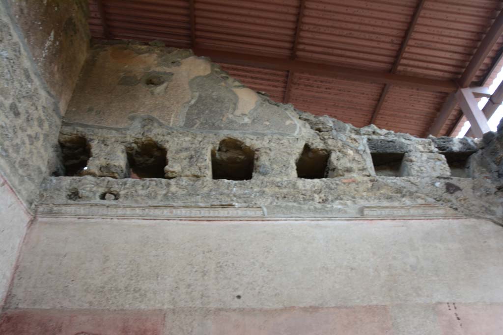 IX.5.11 Pompeii. March 2017. Room h, upper south wall with holes for support beams for an upper floor.
Foto Christian Beck, ERC Grant 681269 DÉCOR.