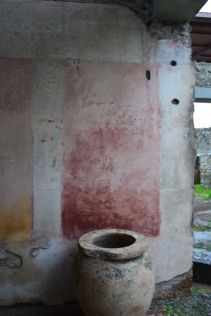 IX.5.11 Pompeii. March 2017. Room h, looking towards red side panel at west end of south wall.  
Foto Christian Beck, ERC Grant 681269 DÉCOR.