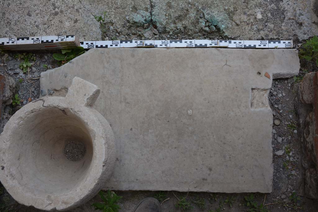 IX.5.11 Pompeii. May 2017. Room i, doorway threshold.
Foto Christian Beck, ERC Grant 681269 DÉCOR.