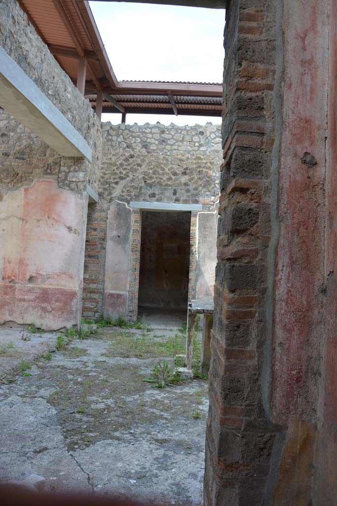 IX.5.11 Pompeii. May 2017. 
Room i, looking west through doorway to atrium b, with wall of north-west corner, on right.
Foto Christian Beck, ERC Grant 681269 DÉCOR.
