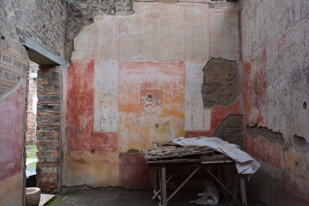 IX.5.11 Pompeii. March 2017. Room i, looking across triclinium towards north wall.
Foto Christian Beck, ERC Grant 681269 DÉCOR.