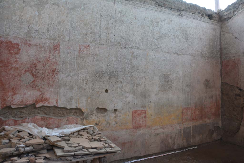 IX.5.11 Pompeii. May 2017. Room i, looking south along east wall.
Foto Christian Beck, ERC Grant 681269 DÉCOR.