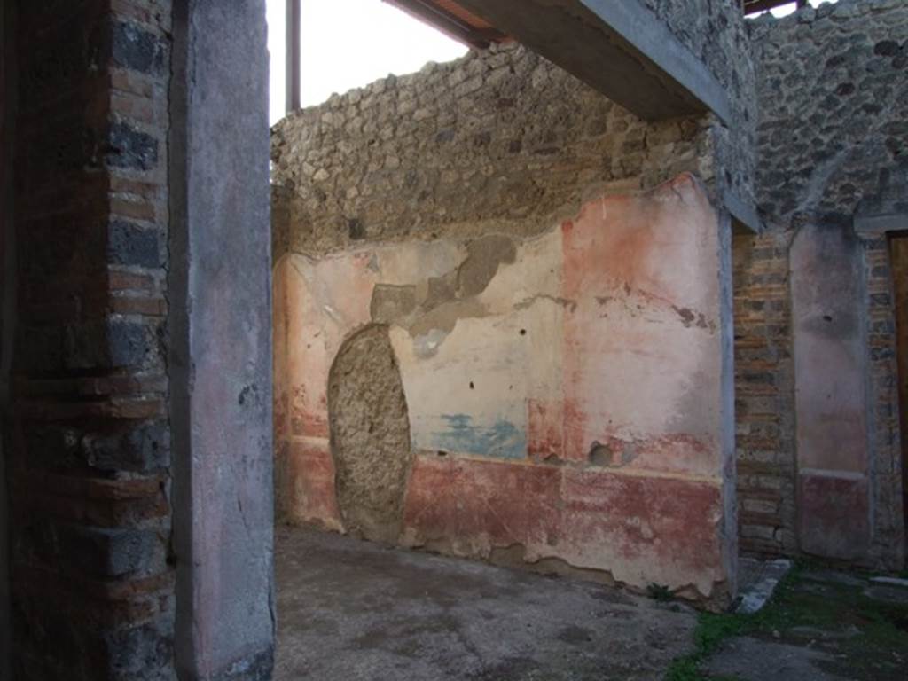 IX.5.11 Pompeii. December 2007. Doorway to room 5, tablinum, looking west.
The walls were decorated in the IVth Style, the zoccolo was red, the middle zone had a blue panel at its centre with two red side panels. In the vignettes were isolated paintings of armed heroes standing on small bases, armed with helmets, shields, lances and some also with short daggers. 
See BdI, 1879, (p.201, nos 40-45)