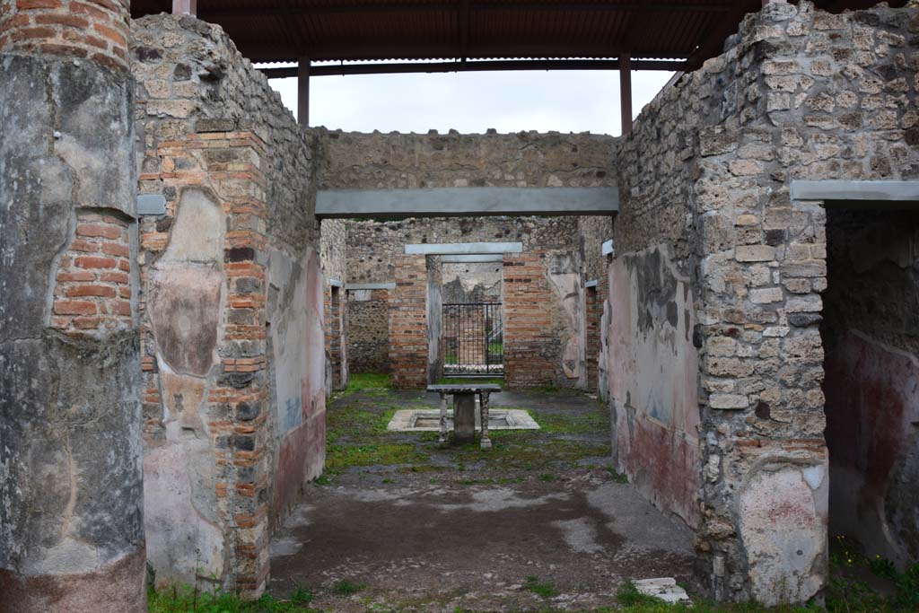 IX.5.11 Pompeii. March 2017. Room l (L), looking north from south end of tablinum.
Foto Christian Beck, ERC Grant 681269 DÉCOR.