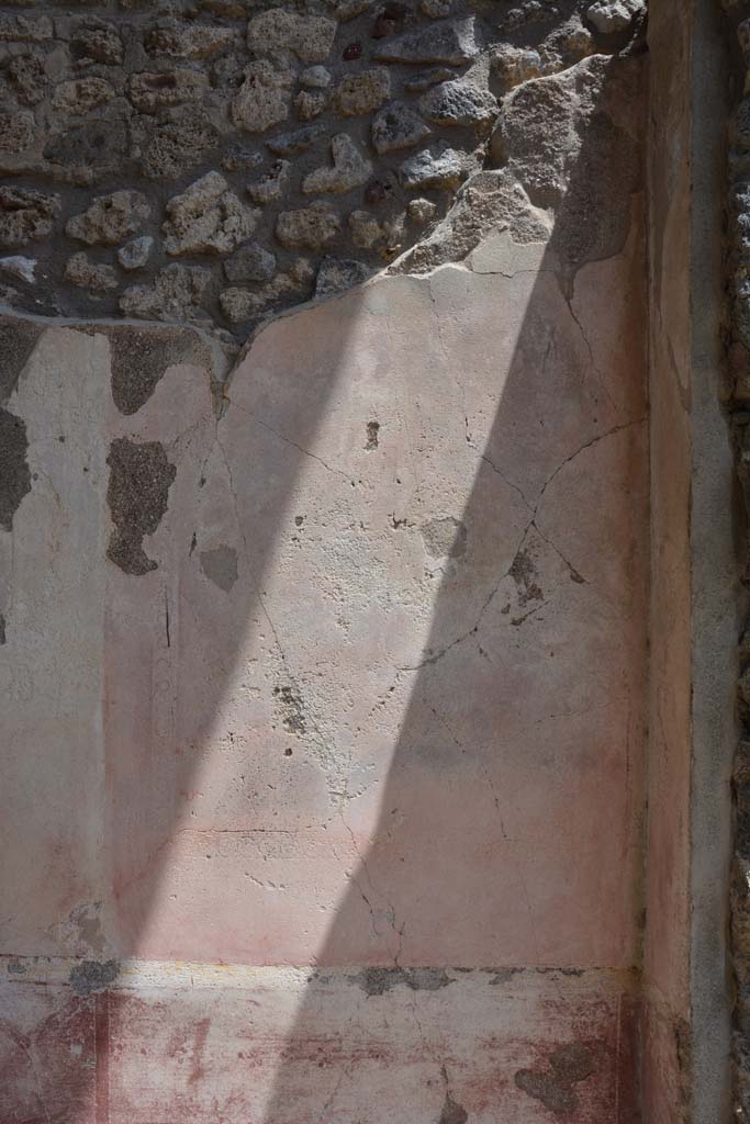 IX.5.11 Pompeii. May 2017. 
Room l (L), panel on east wall at south end with faded outline of a warrior, just visible in the centre of the panel.
Foto Christian Beck, ERC Grant 681269 DÉCOR.