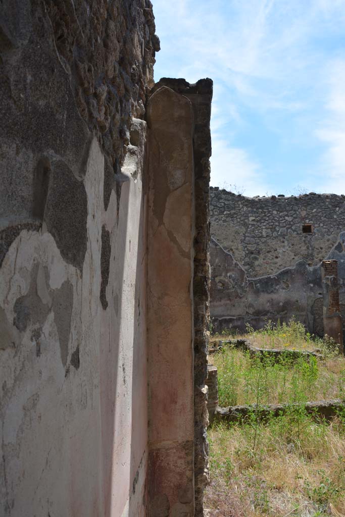 IX.5.11 Pompeii. May 2017. 
Room l (L), looking south along east wall towards peristyle/garden area.
Foto Christian Beck, ERC Grant 681269 DÉCOR.