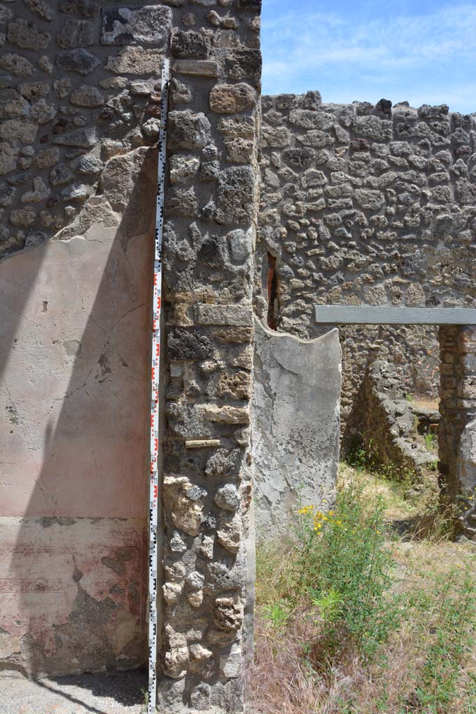 IX.5.11 Pompeii. May 2017. 
Room l (L), looking east towards pilaster at south end of tablinum and towards doorway to kitchen area.
Foto Christian Beck, ERC Grant 681269 DÉCOR.